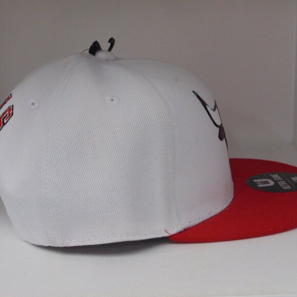 Chicago Bulls Snap Back Hat NWT - Picture 2 of 8